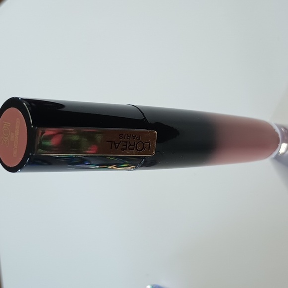L'Oreal Brilliant Signature Shiny Lip Stain Lipstick, 301 Be Determined - Picture 4 of 8